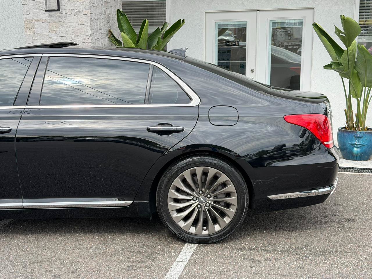 Used 2017 Genesis G90 3.3T Premium RWD image 9