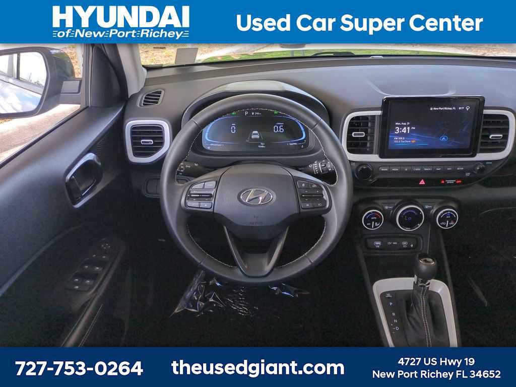 Used 2024 Hyundai Venue Limited FWD image 17