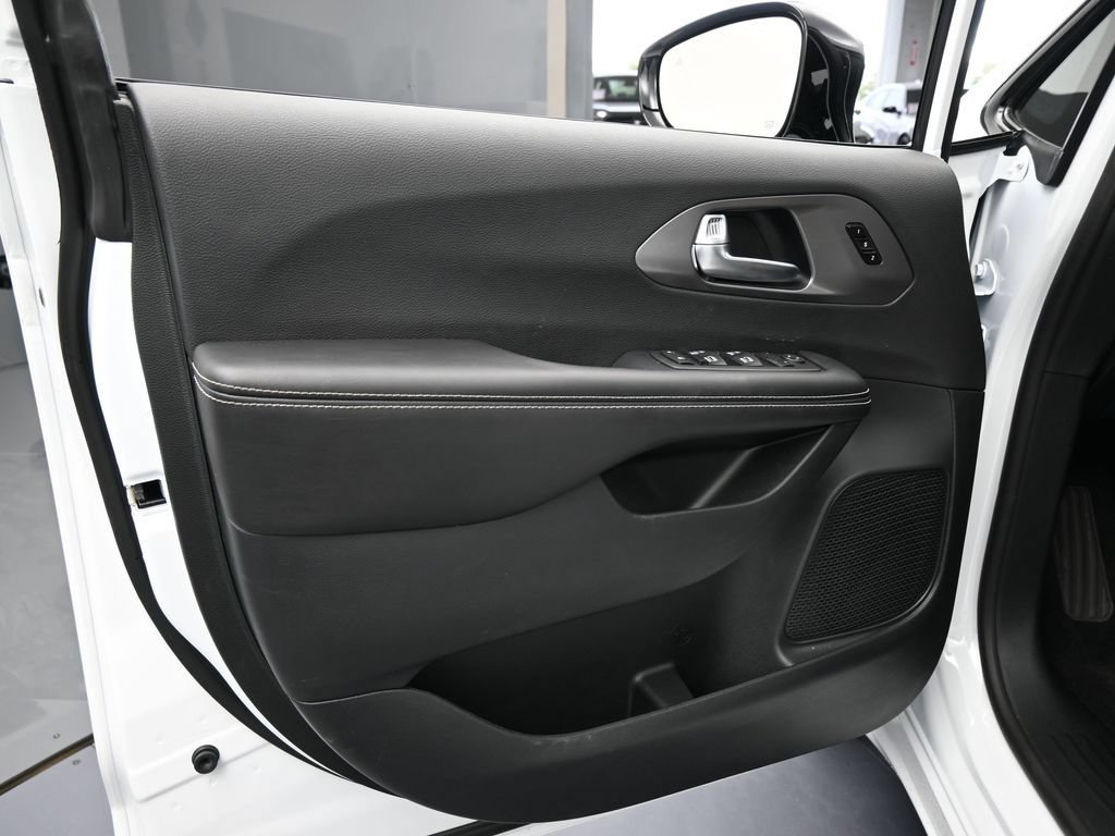 New 2026 Chrysler Pacifica Select w/ S Appearance Package FWD image 15
