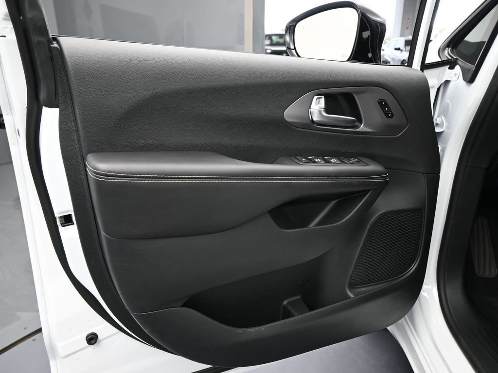 New 2026 Chrysler Pacifica Select w/ S Appearance Package image 15