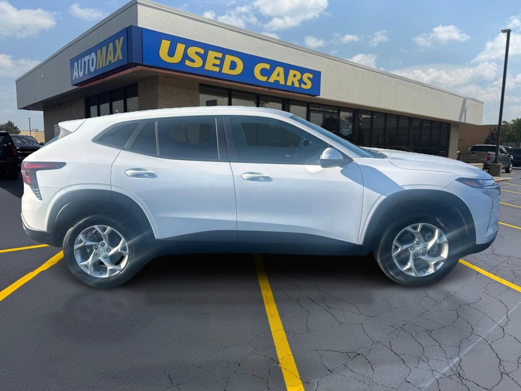 Used 2024 Chevrolet Trax LS w/ LS Convenience Package FWD image 2