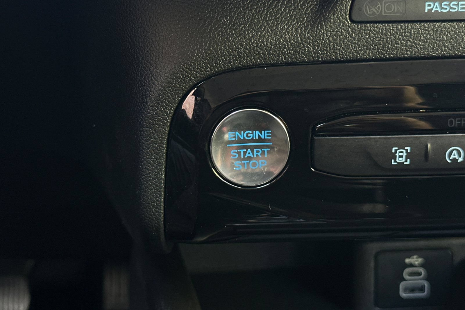 Used 2025 Ford Escape Platinum AWD/4WD image 30