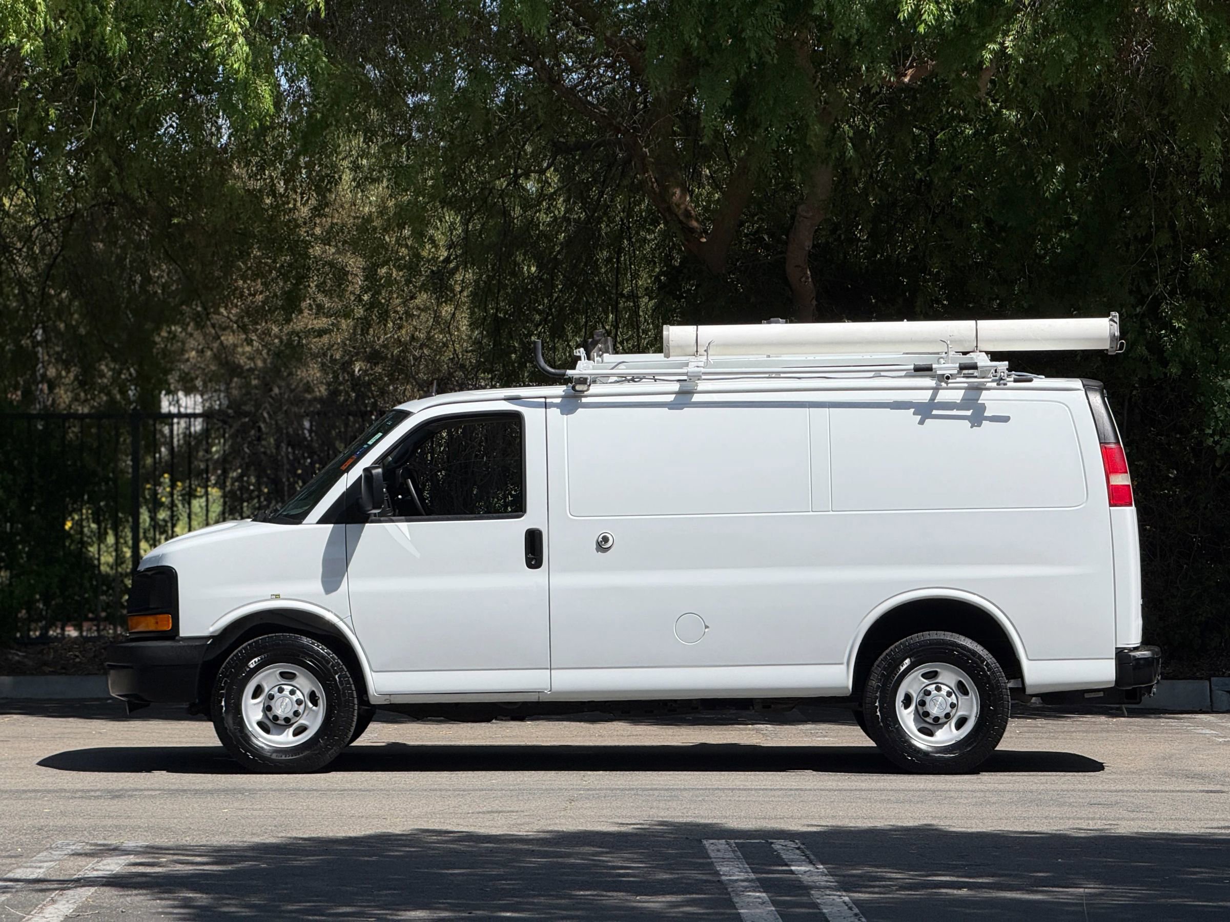 Used 2015 Chevrolet Express 2500 Van 3D image 2