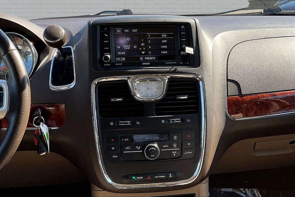 Used 2015 Chrysler Town & Country Touring FWD image 9