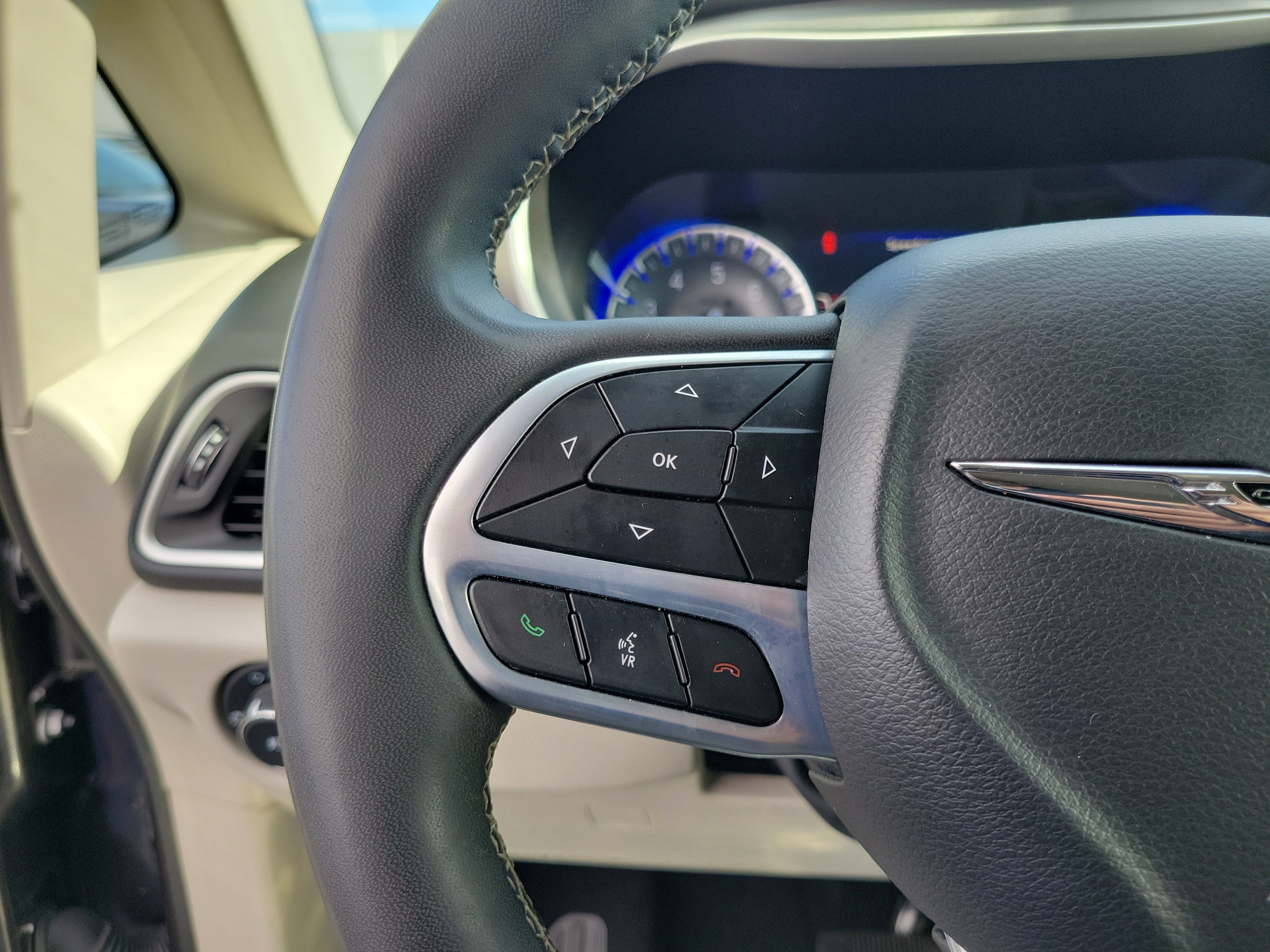 Used 2023 Chrysler Pacifica Touring-L image 22