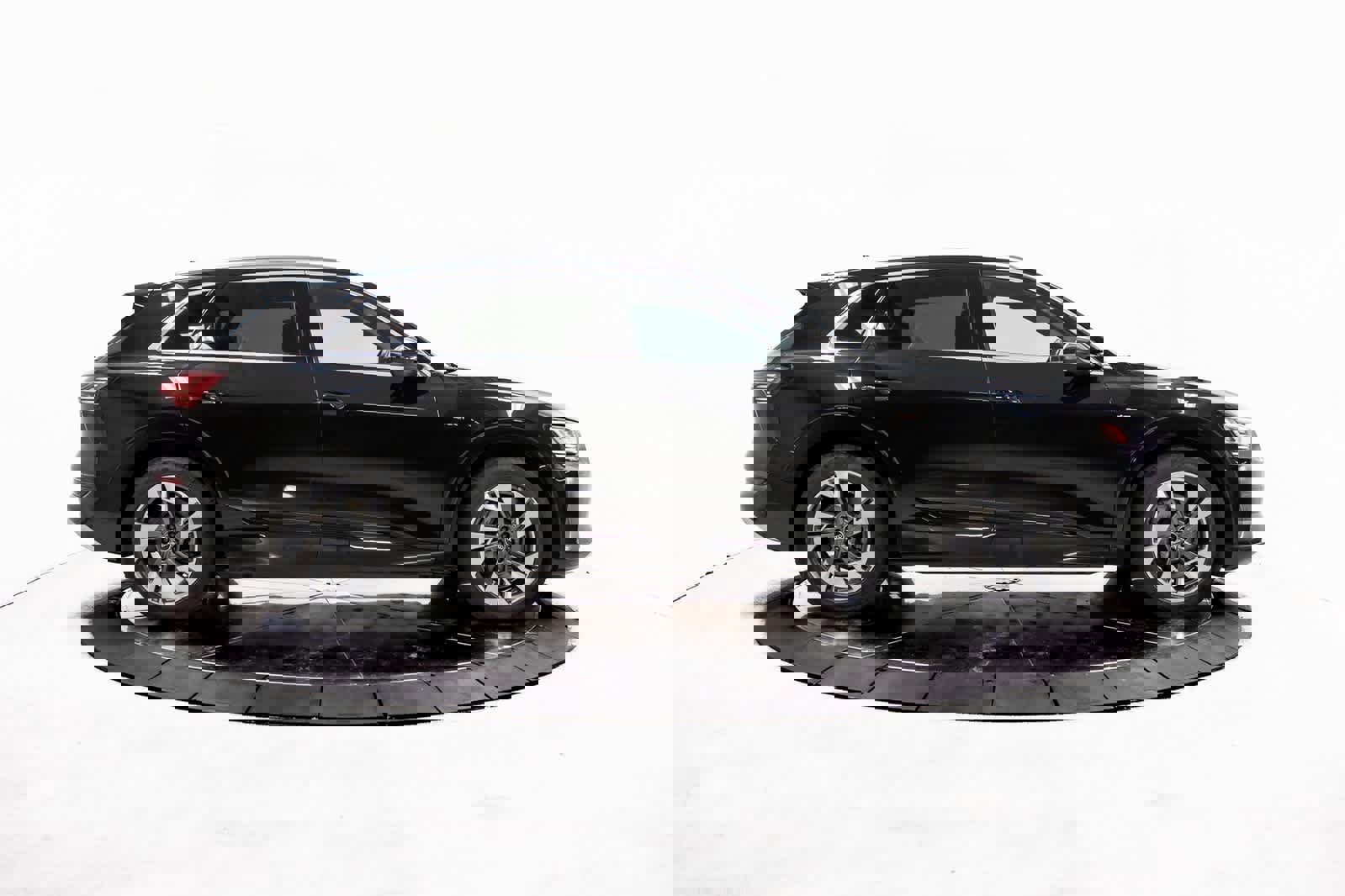 Used 2022 Audi e-tron Premium image 8