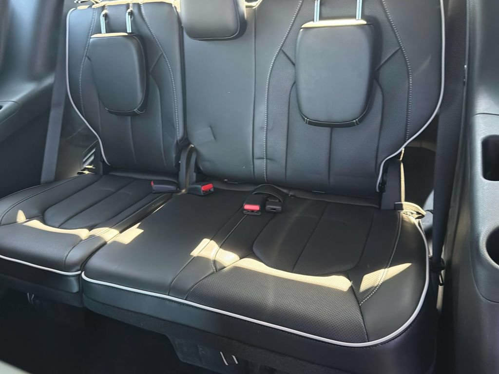 Used 2025 Chrysler Pacifica Premium FWD image 34