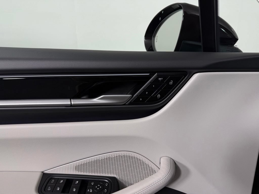 Certified 2025 Porsche Macan 4S Electric AWD/4WD image 20