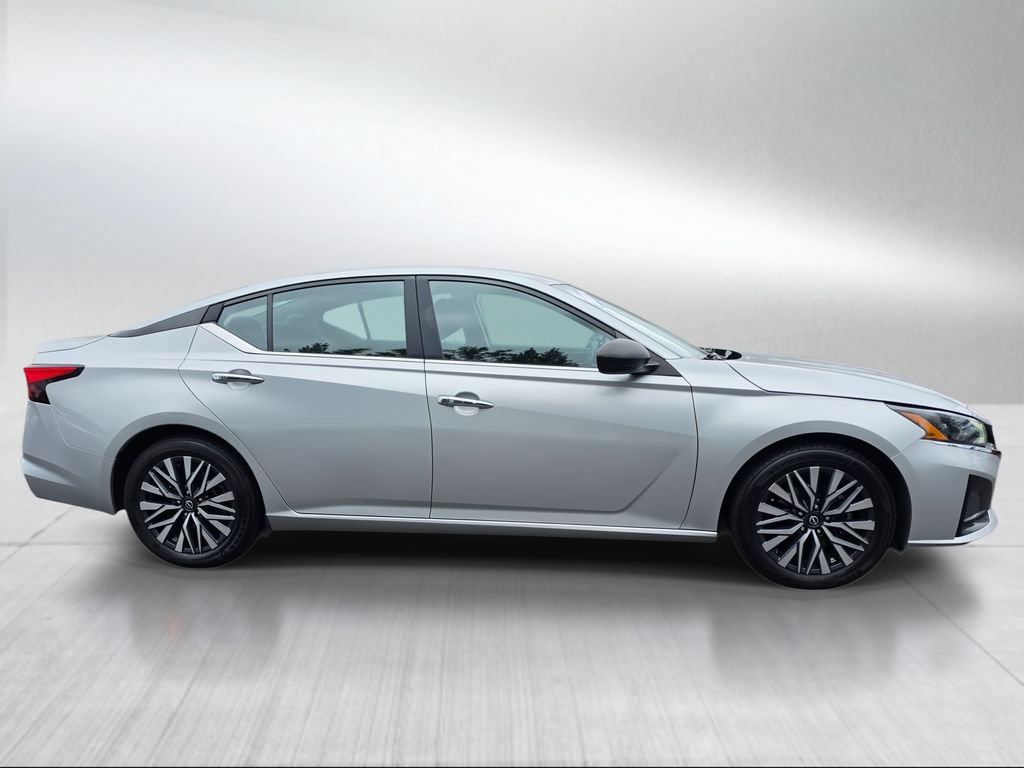 Used 2024 Nissan Altima 2.5 SV FWD image 2