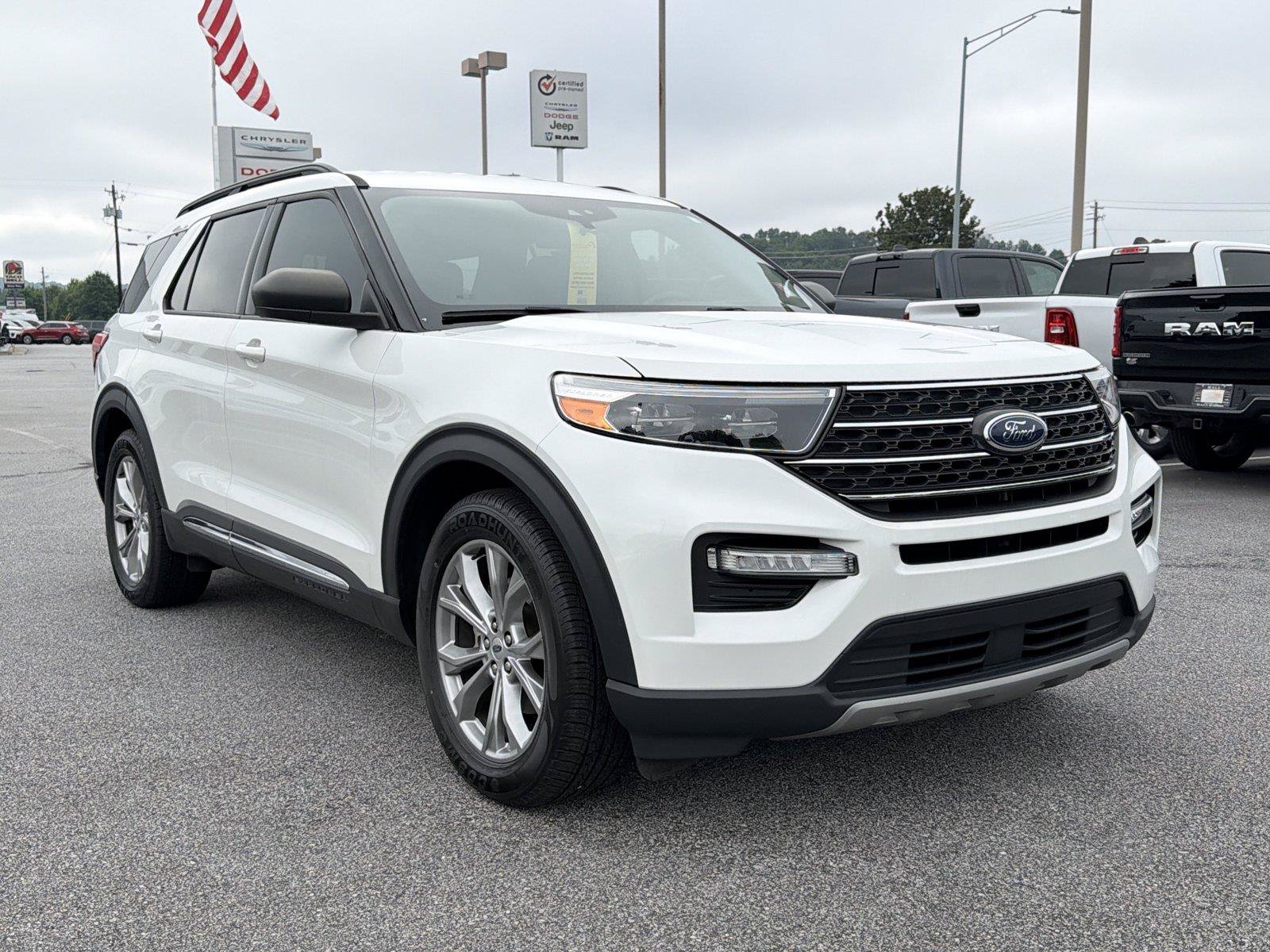 Used 2023 Ford Explorer XLT w/ Equipment Group 202A RWD image 4