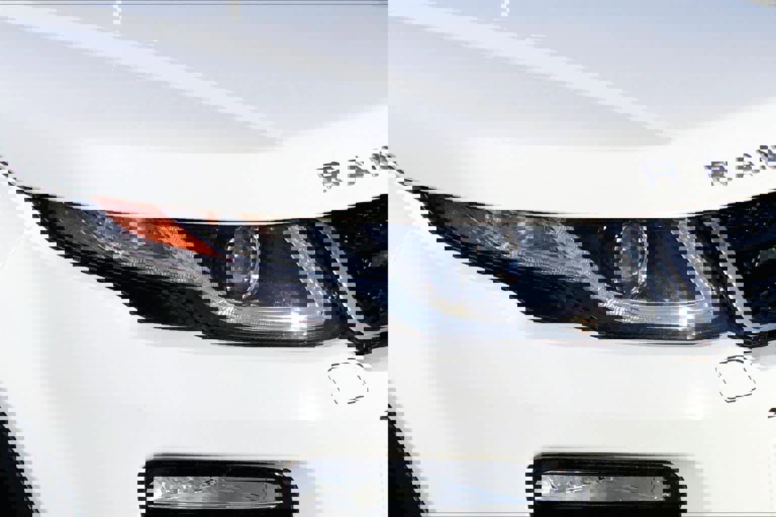 Used 2018 Land Rover Range Rover Evoque SE Premium image 24