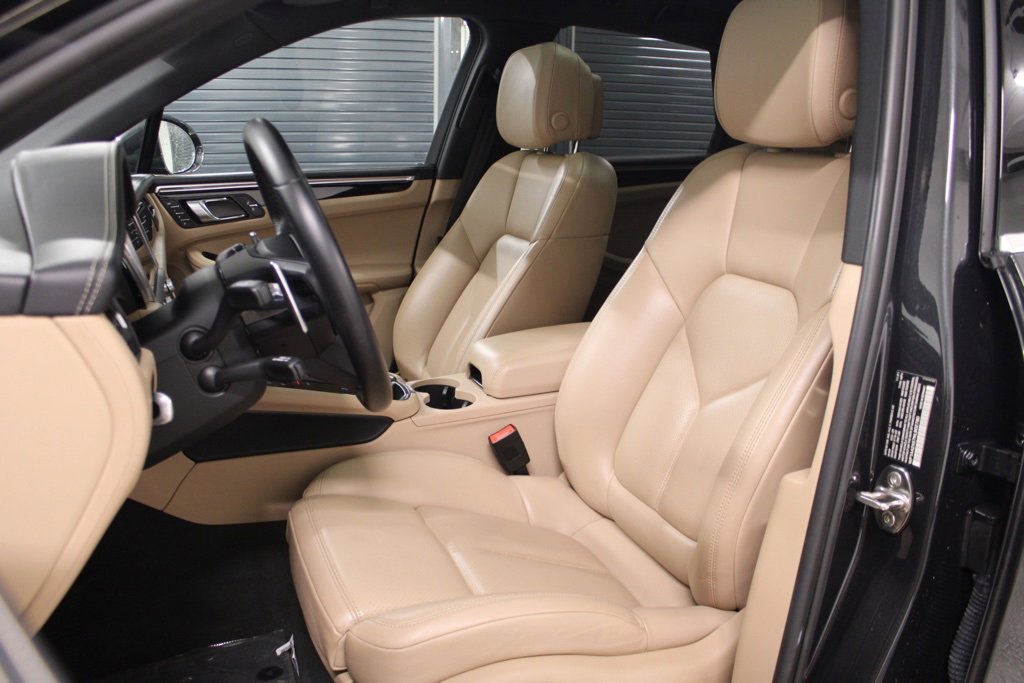 Certified 2022 Porsche Macan image 5
