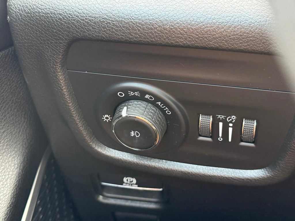 Used 2023 Jeep Grand Cherokee Limited RWD image 21