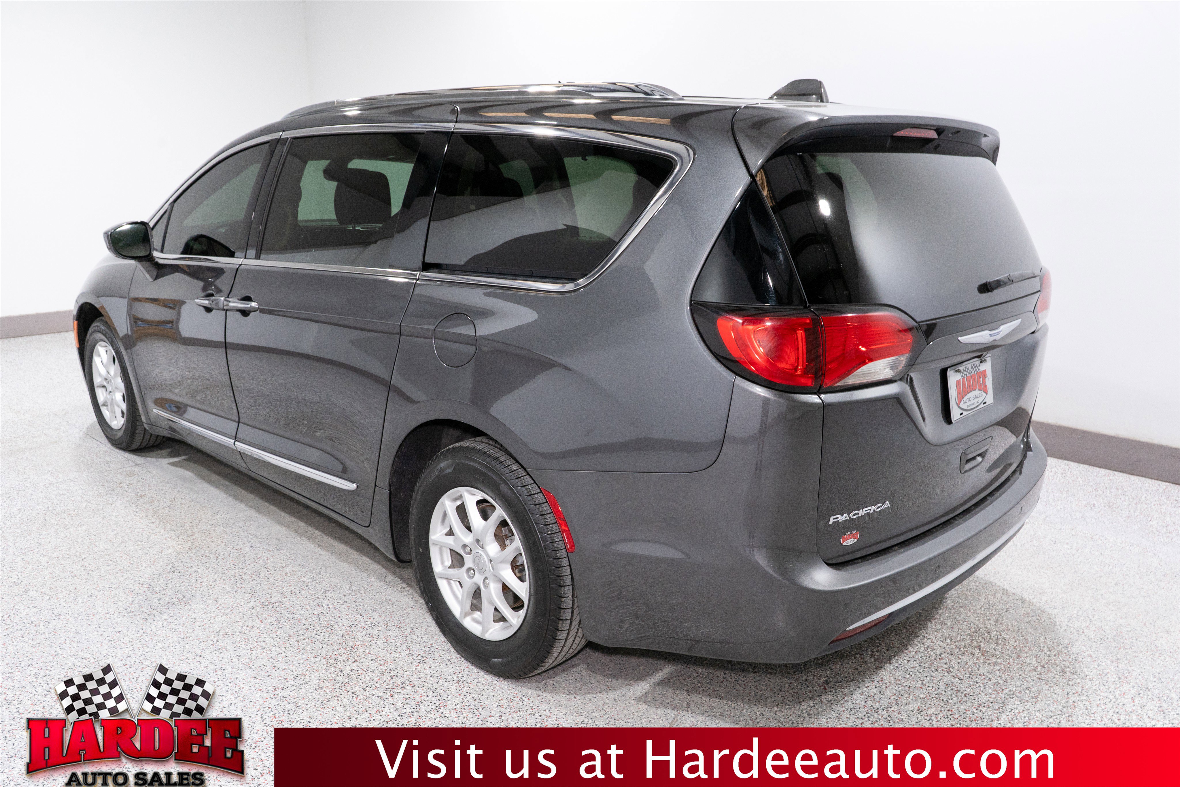 Used 2020 Chrysler Pacifica Touring-L image 3