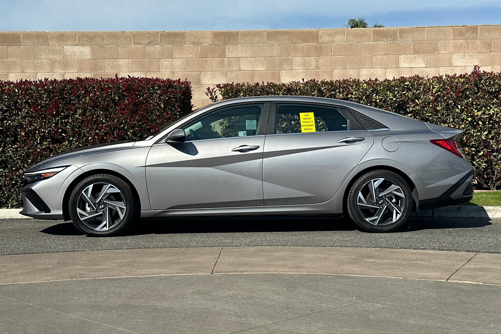 Used 2025 Hyundai Elantra Limited image 7