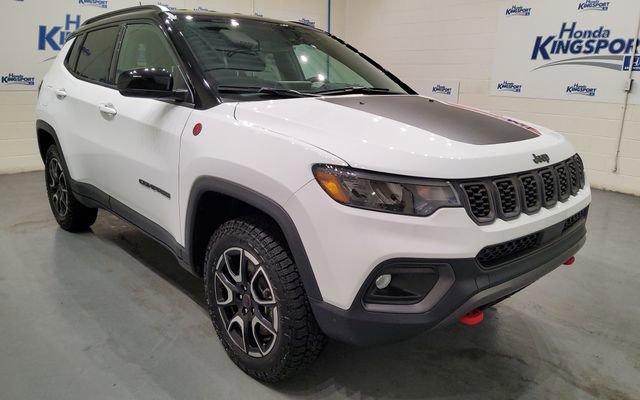 Used 2025 Jeep Compass Trailhawk AWD/4WD image 2