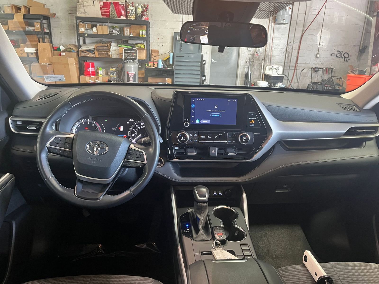 Used 2025 Toyota Highlander LE FWD image 34