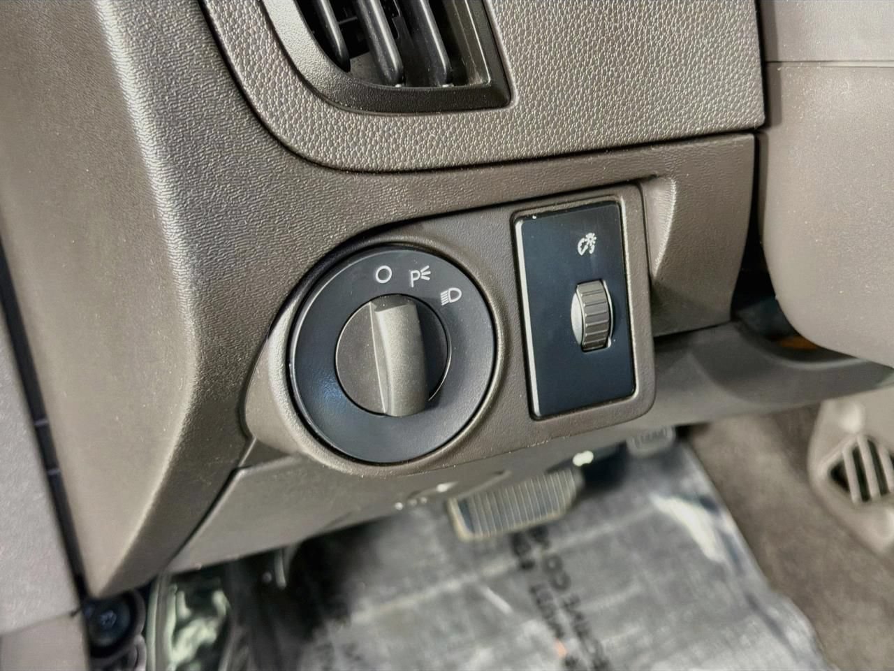 Used 2010 Ford Focus SE FWD image 33