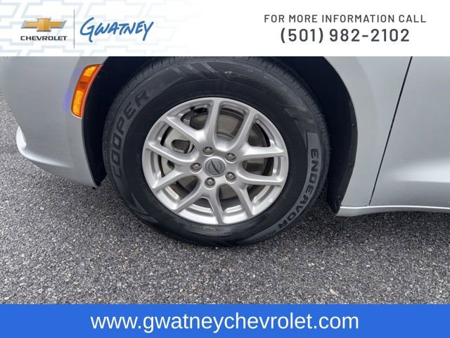 Used 2024 Chrysler Pacifica Touring-L image 9