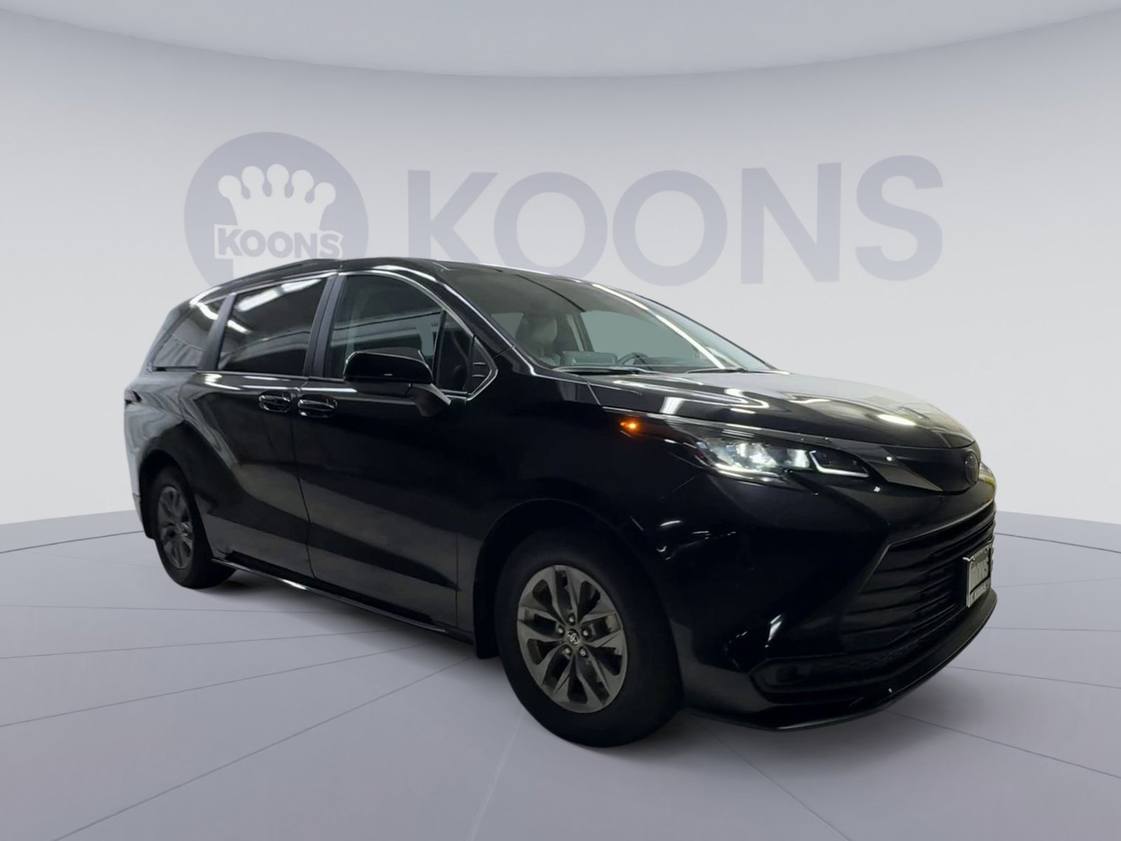 Used 2023 Toyota Sienna LE FWD image 2