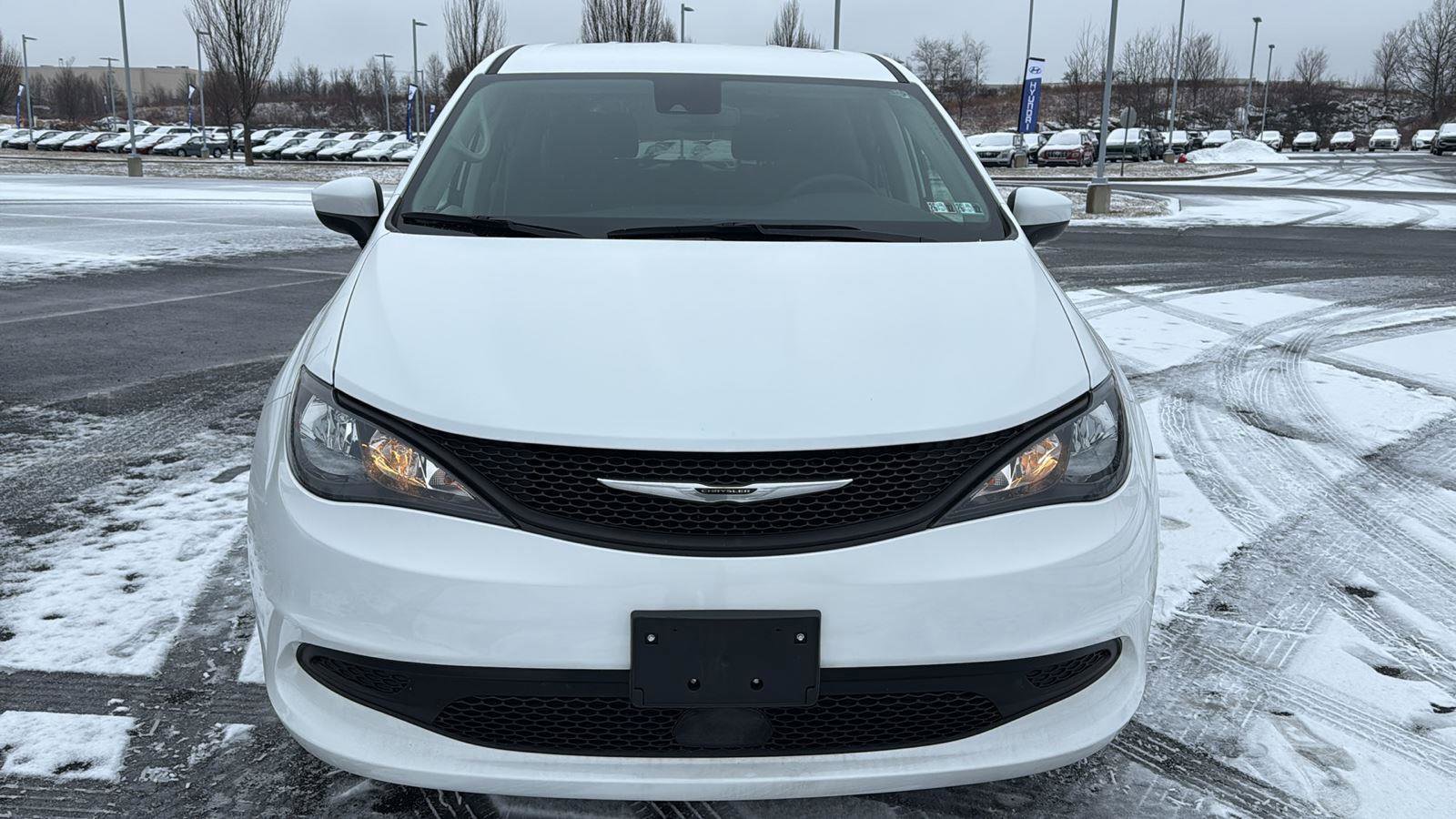 Used 2023 Chrysler Voyager LX image 16