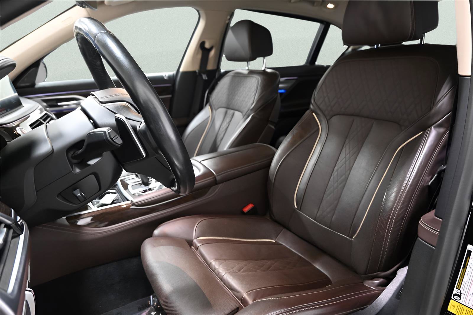Used 2020 BMW 740i xDrive w/ Premium Package AWD/4WD image 9
