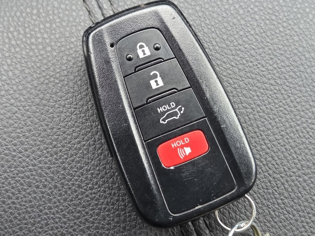Used 2022 Toyota RAV4 Limited AWD/4WD image 38