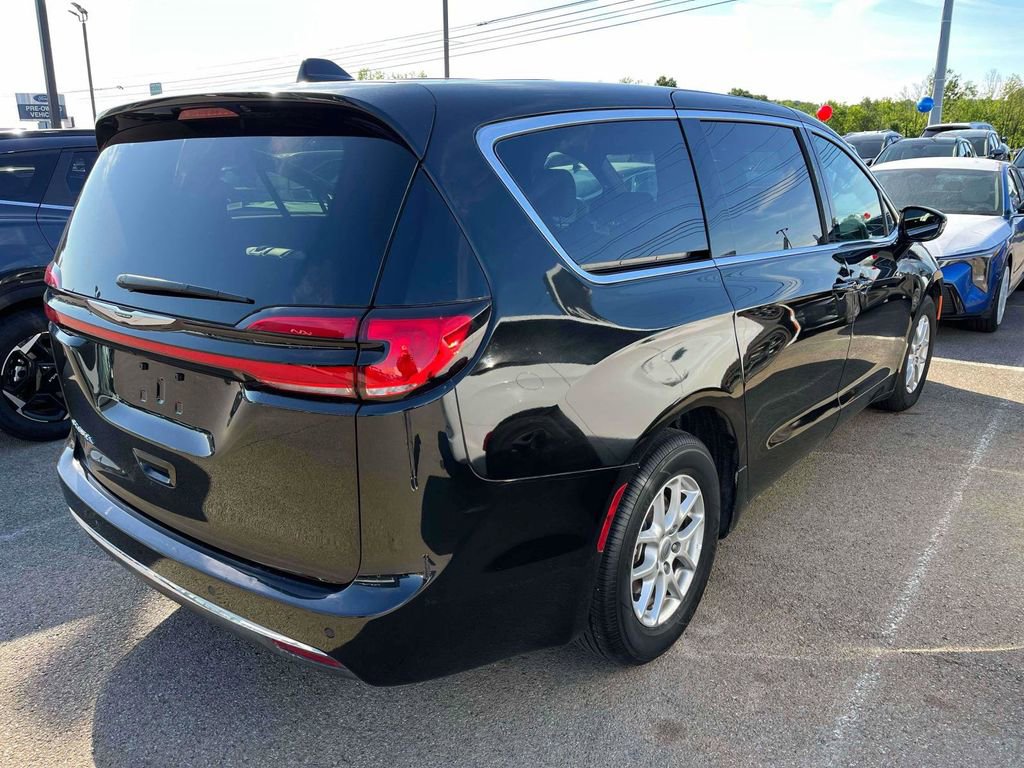 Used 2025 Chrysler Pacifica Select FWD image 2