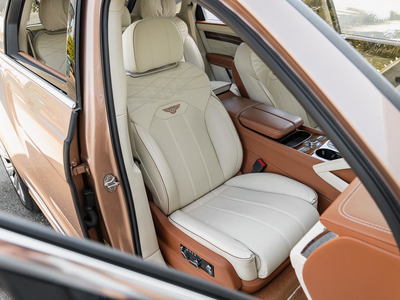 Used 2023 Bentley Bentayga Extended Wheelbase image 26