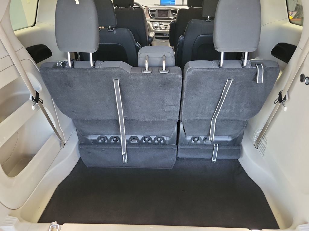 Used 2023 Chrysler Voyager LX image 17