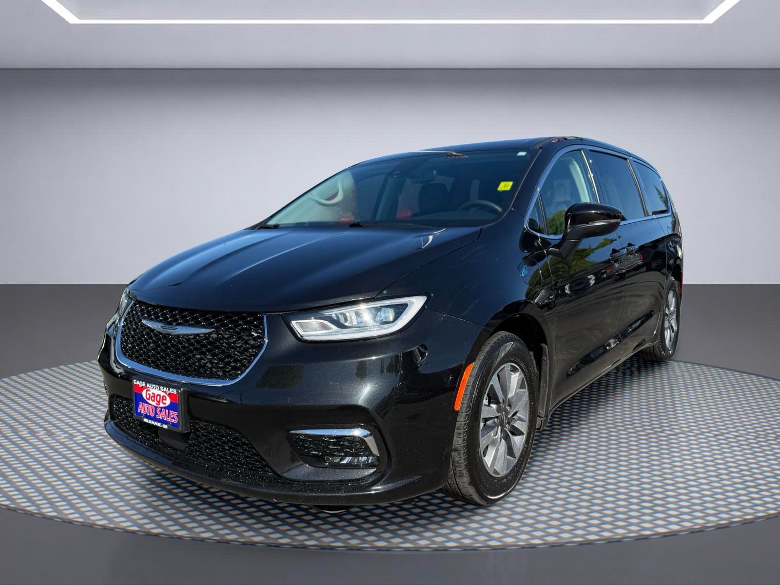 Used 2023 Chrysler Pacifica Touring-L FWD image 2