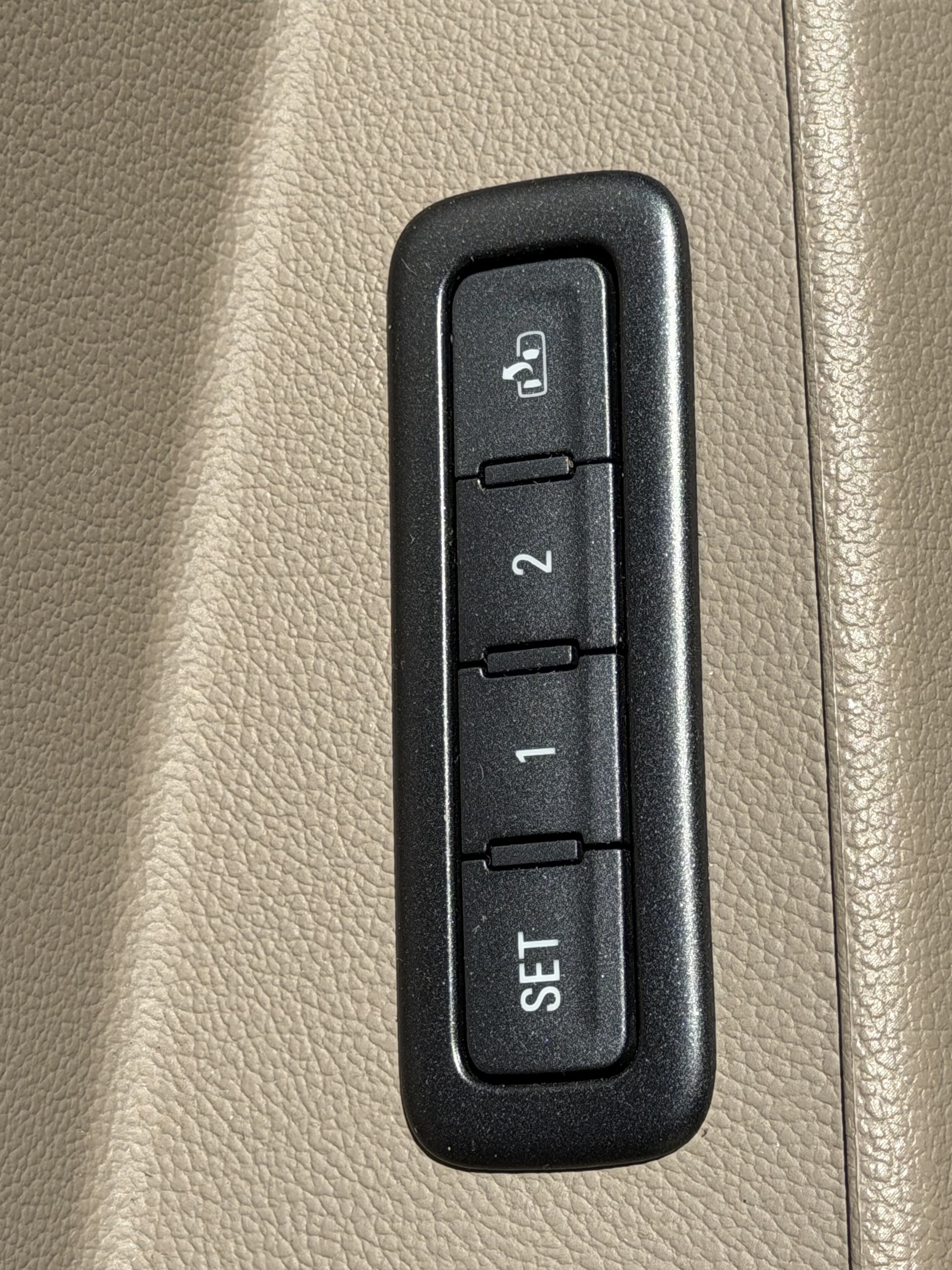 Used 2018 Chevrolet Tahoe LT w/ Luxury Package RWD image 16