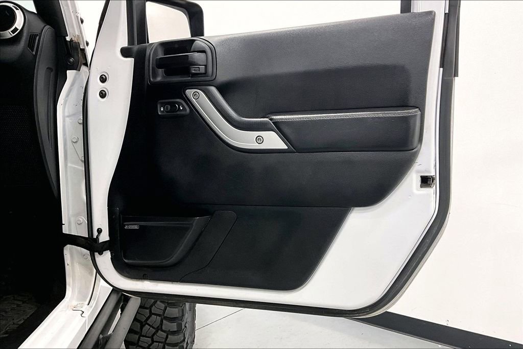 Used 2015 Jeep Wrangler Unlimited Rubicon AWD/4WD image 22