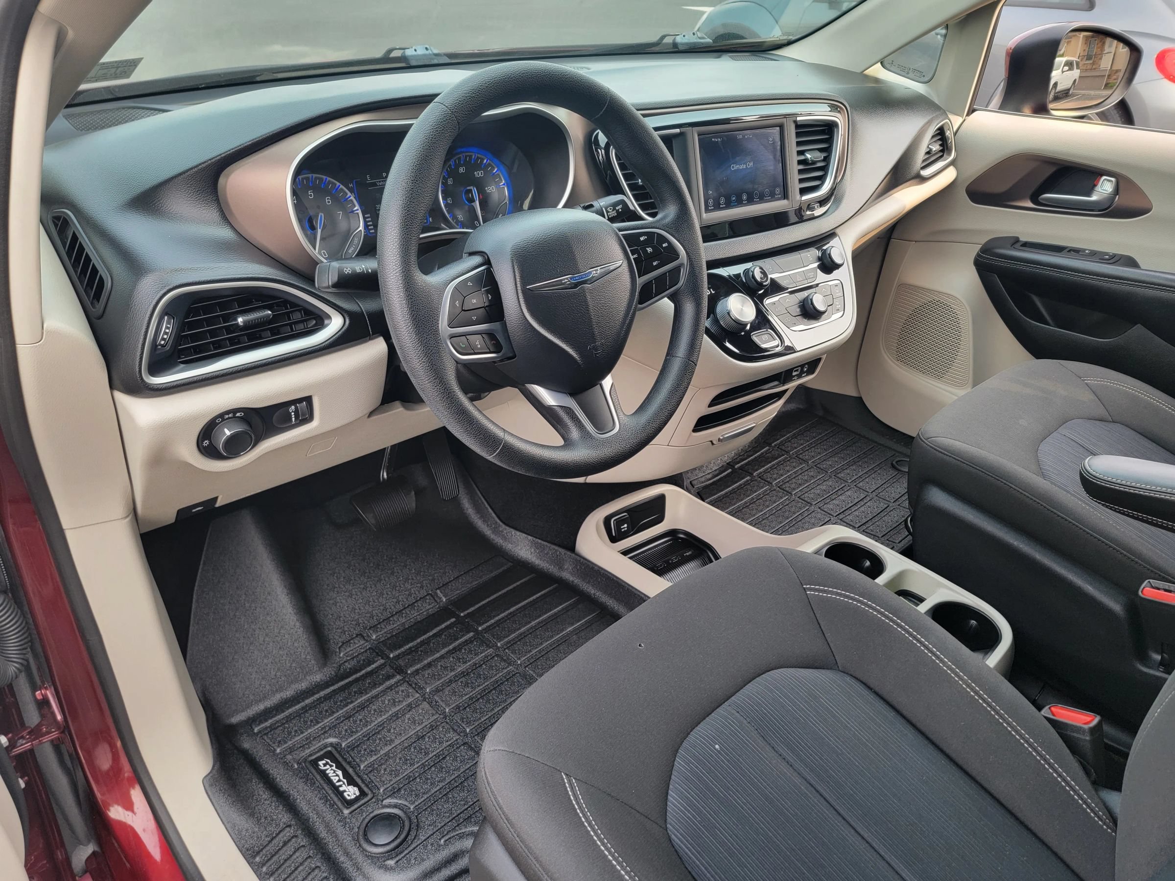Used 2020 Chrysler Voyager L FWD image 11