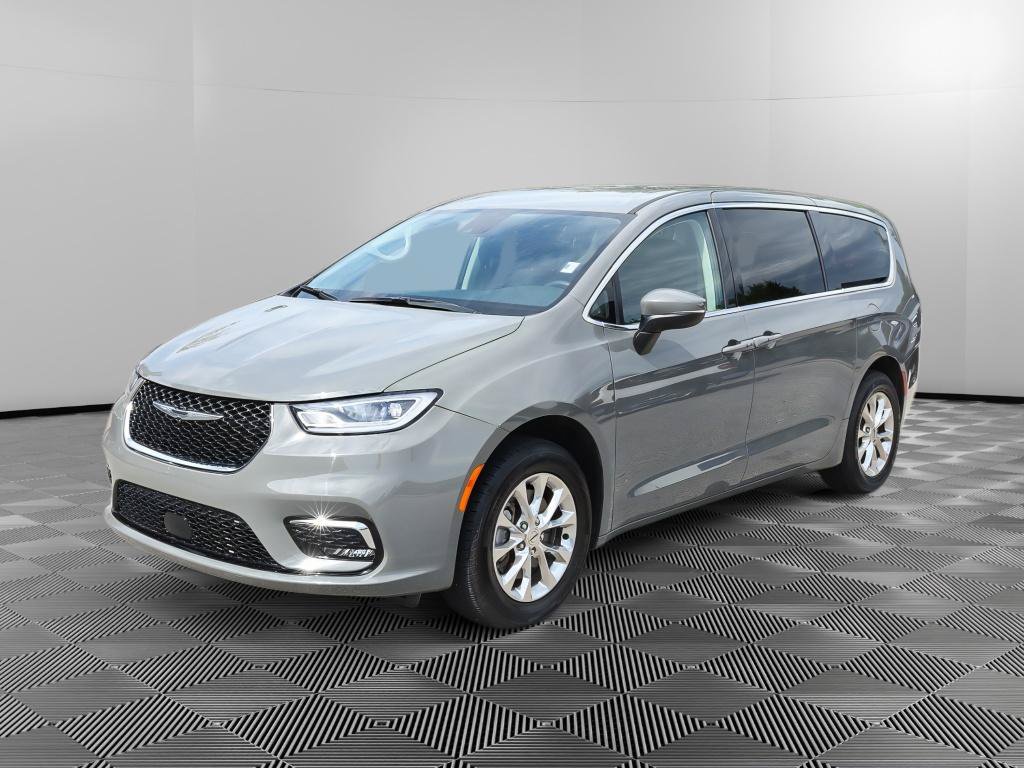 Used 2023 Chrysler Pacifica Touring-L AWD/4WD image 2