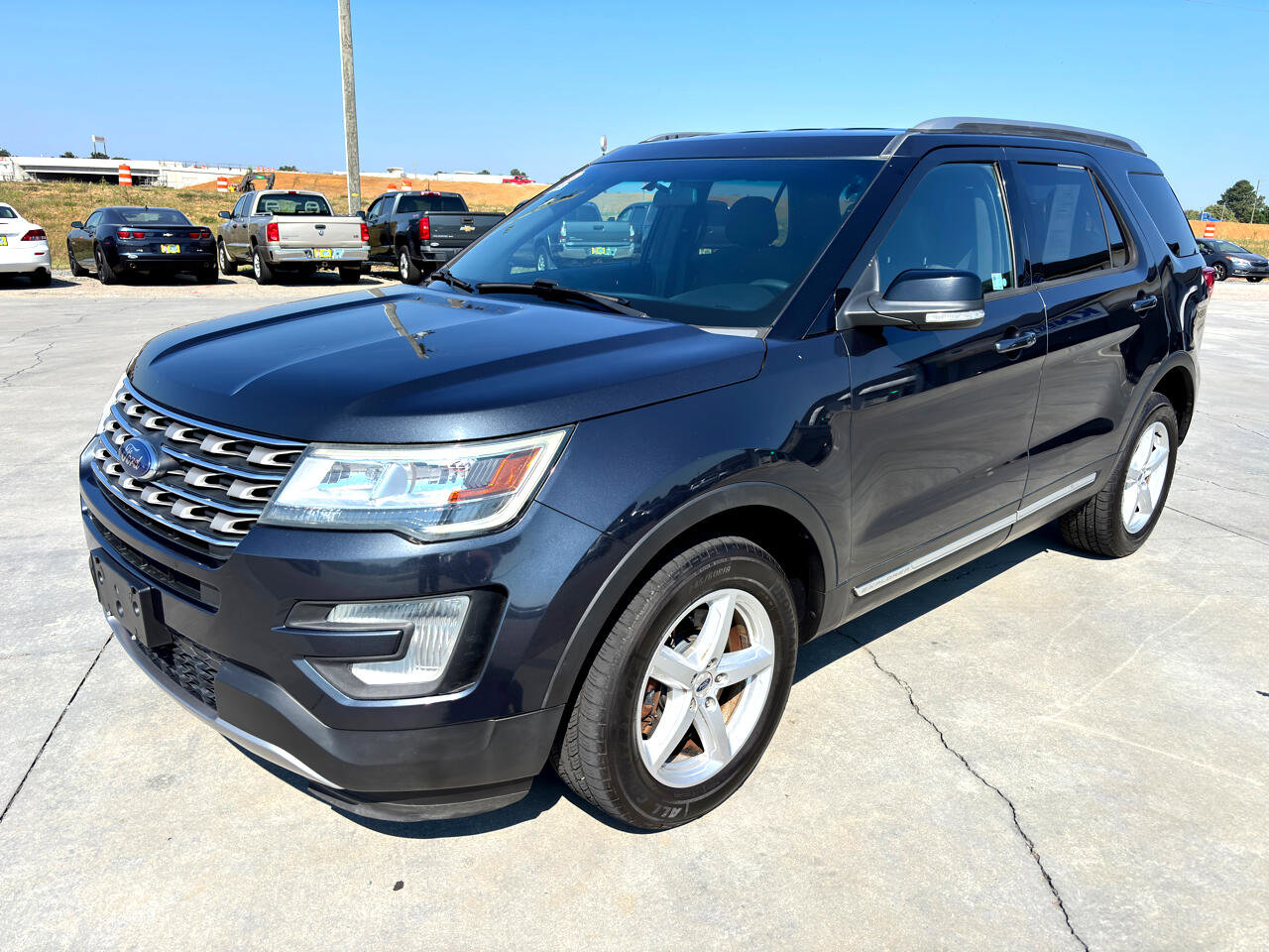 Used 2017 Ford Explorer XLT image 8