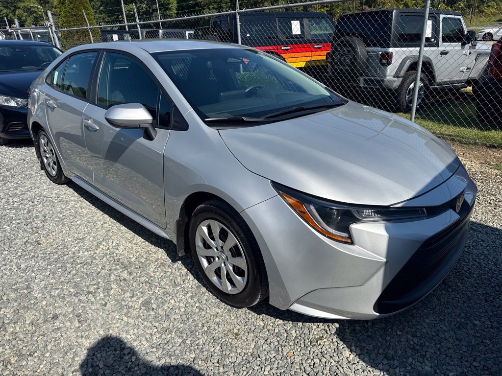 Used 2025 Toyota Corolla LE FWD image 2