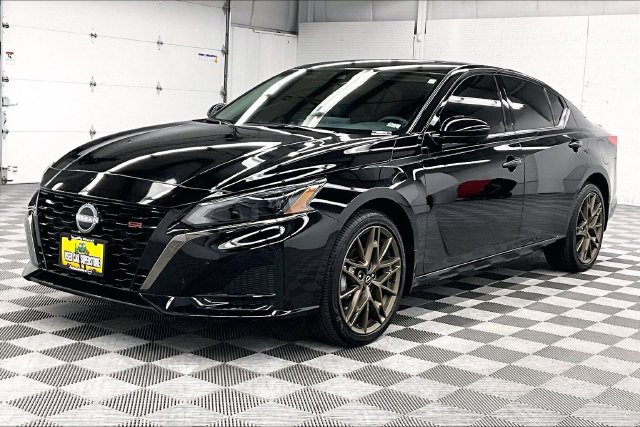 Used 2025 Nissan Altima 2.5 SR w/ SR Premium Package AWD/4WD image 12