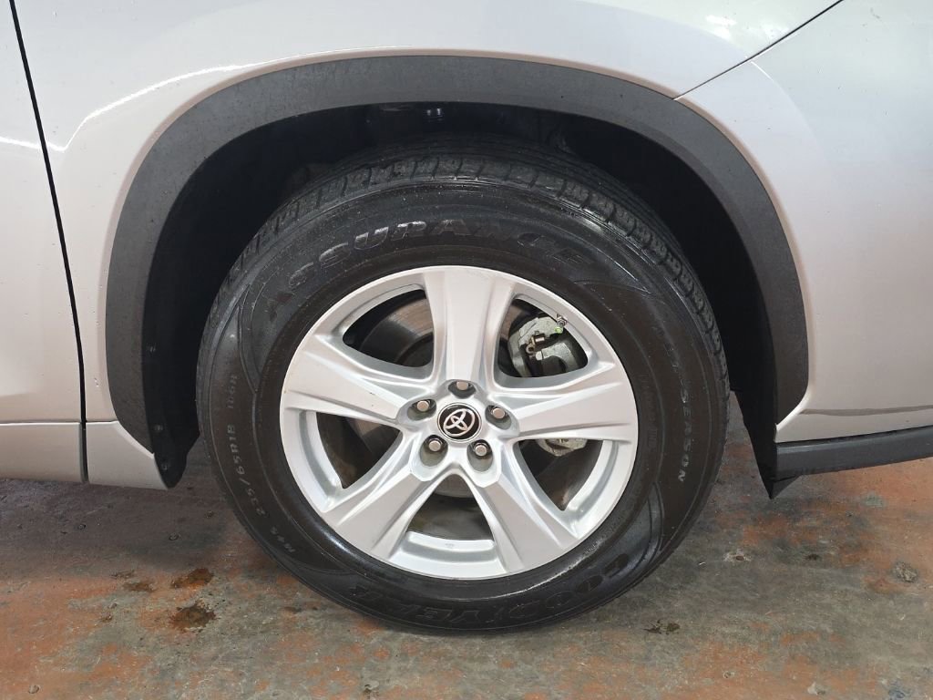 Used 2023 Toyota Highlander LE image 8