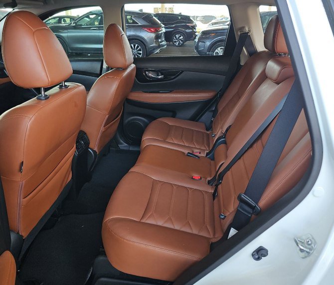 Used 2018 Nissan Rogue SL w/ Premium Package image 6