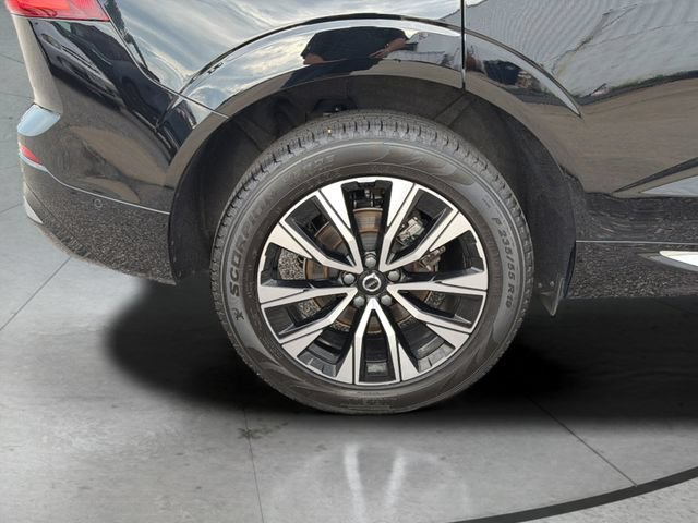 Used 2023 Volvo XC60 B5 Plus FWD image 32