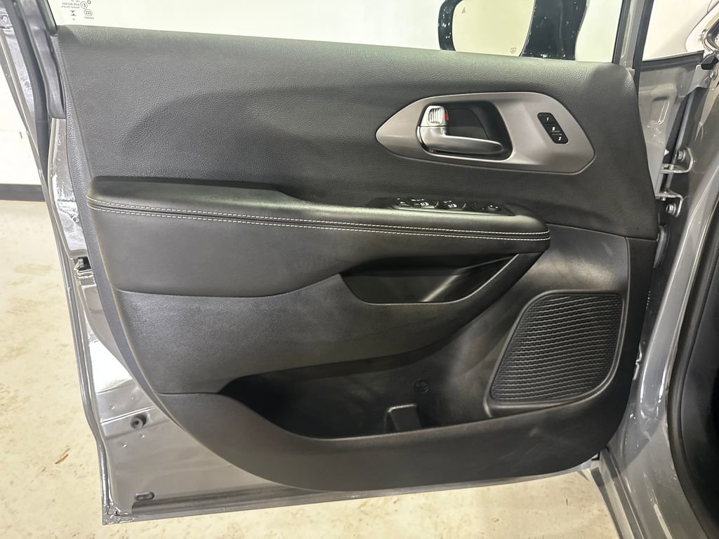 Used 2025 Chrysler Pacifica Select FWD image 17