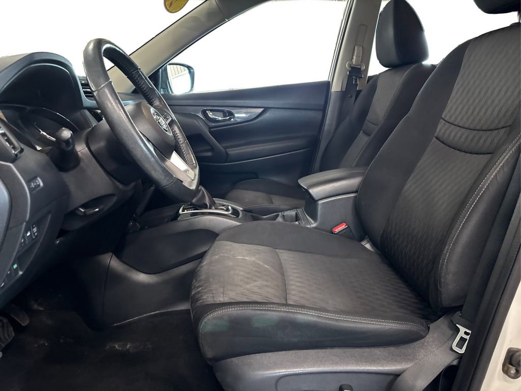 Used 2017 Nissan Rogue SV w/ SV Premium Package image 9