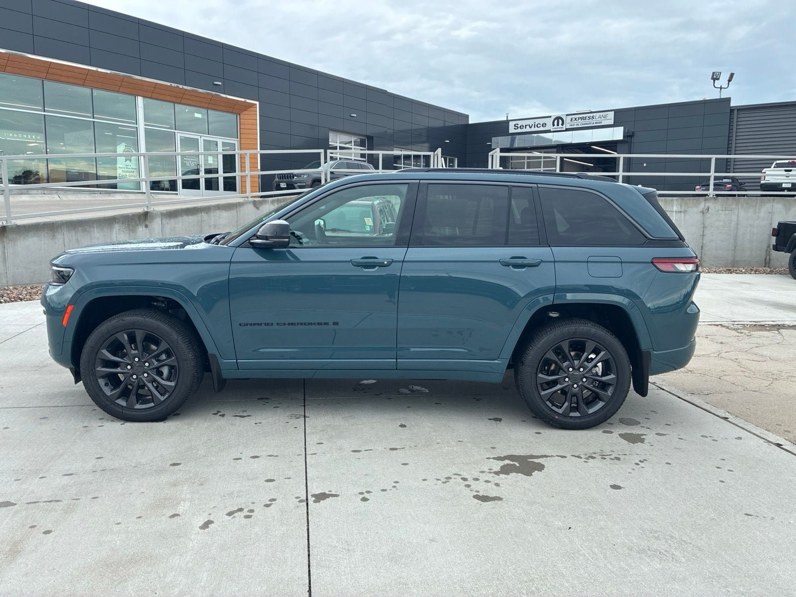 New 2026 Jeep Grand Cherokee Limited AWD/4WD image 2