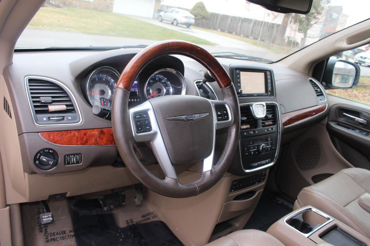 Used 2013 Chrysler Town & Country Limited w/ Trailer Tow Group FWD image 16