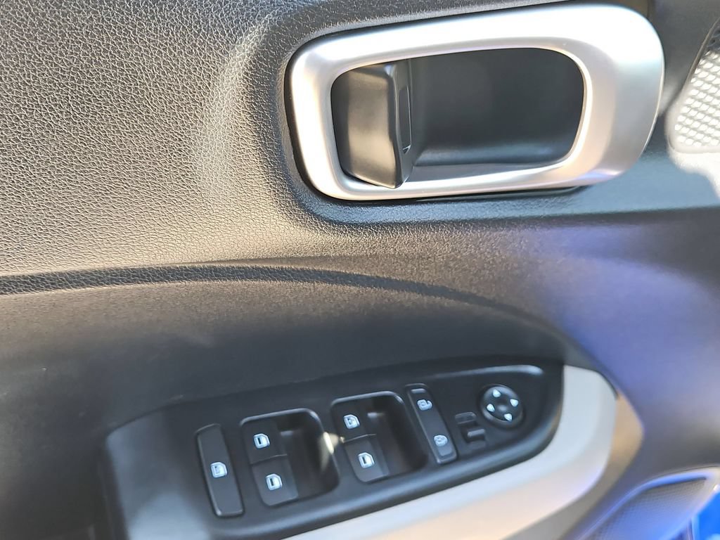 Used 2025 Hyundai Venue SEL FWD image 13