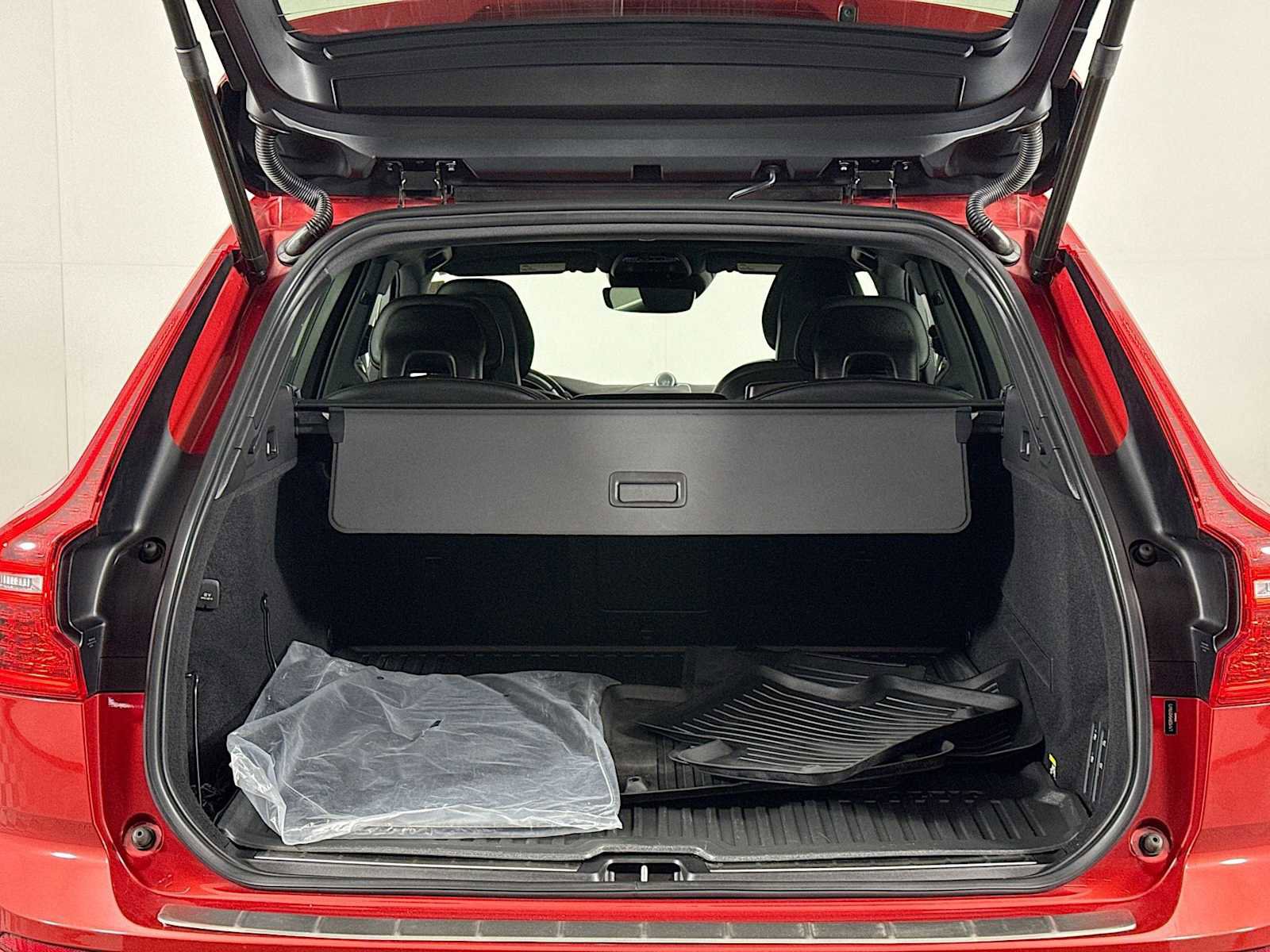 Used 2019 Volvo XC60 T5 R-Design w/ Protection Package Premier image 26