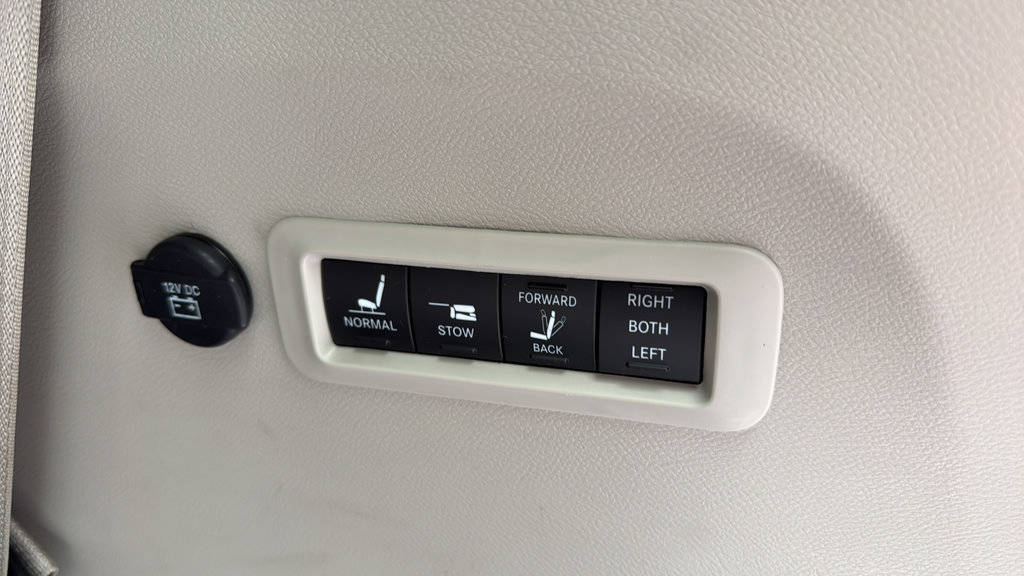 Used 2022 Chrysler Pacifica Limited FWD image 21