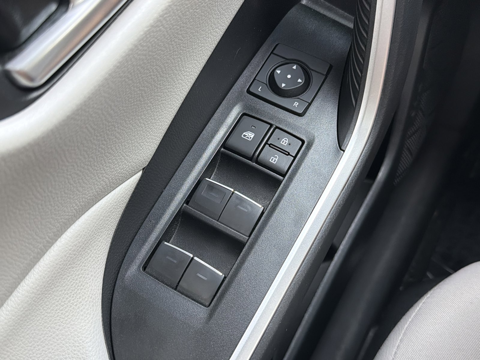 Used 2023 Toyota RAV4 XLE w/ Convenience Package FWD image 18