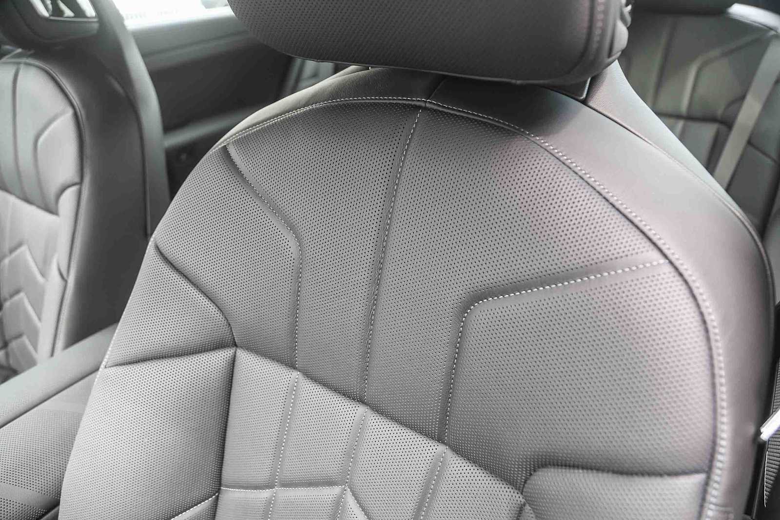 Used 2025 BMW 750e xDrive image 21